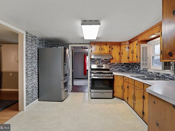 5th image of 235 Tyrone St
