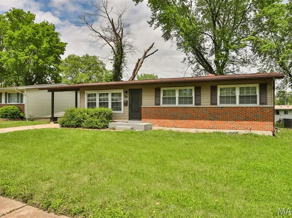 785 Manresa Ln, Florissant, MO 63031
