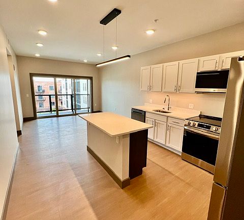 3rd image of 1029 SW Adams St #2