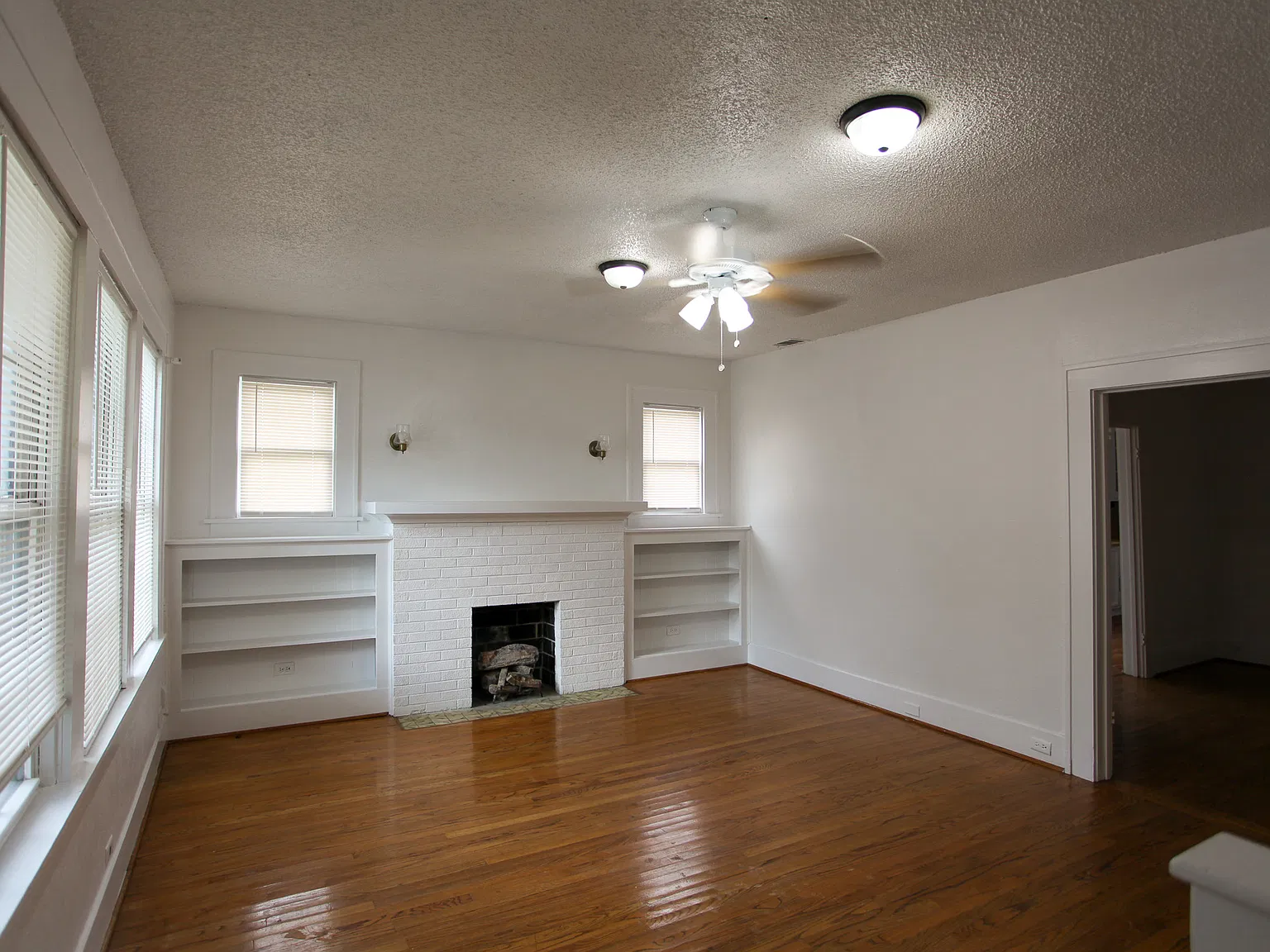 3 bed, 1386 sqft, $2,300 — Photo 2