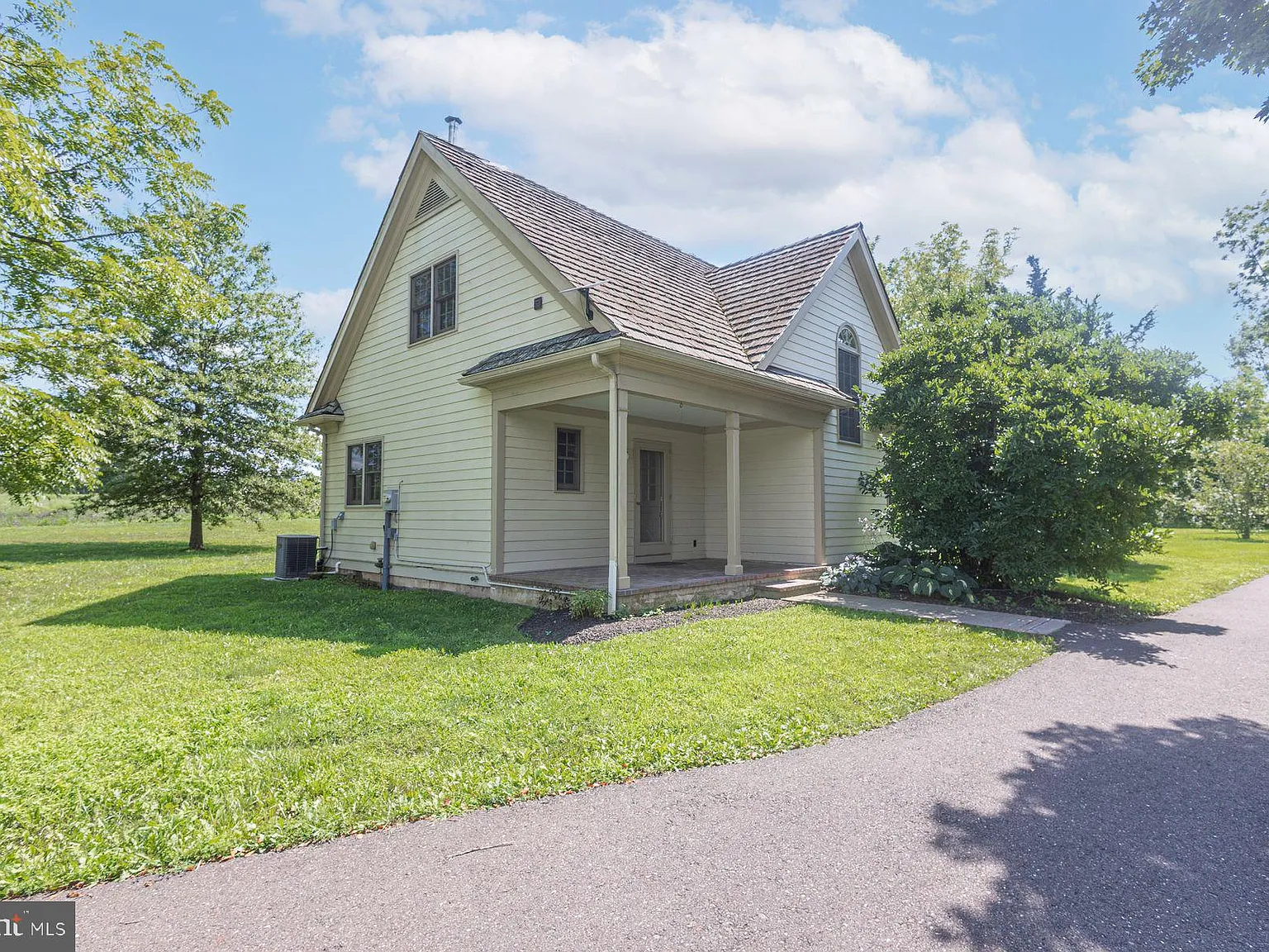 3 bed, 2.0 bath, 1600 sqft, $3,800 — Photo 3