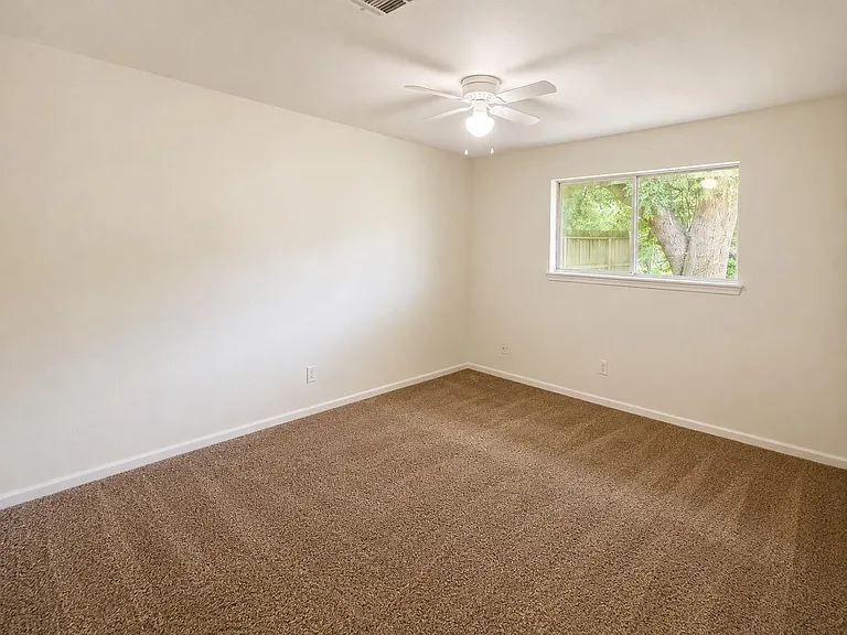 7607 Salge Dr — Photo 4