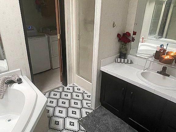 5th image of 823 Basswood Ln