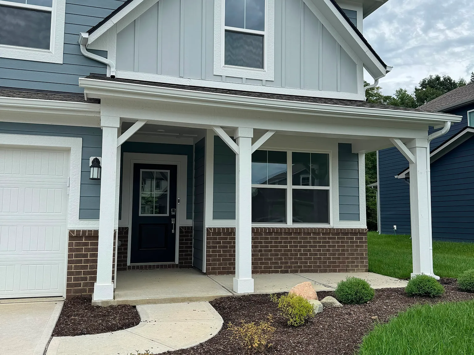 5 bed, 2422 sqft, $2,595 — Photo 2