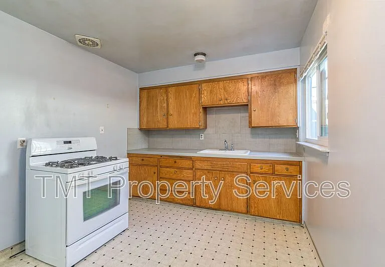 2431 33rd St — Photo 6
