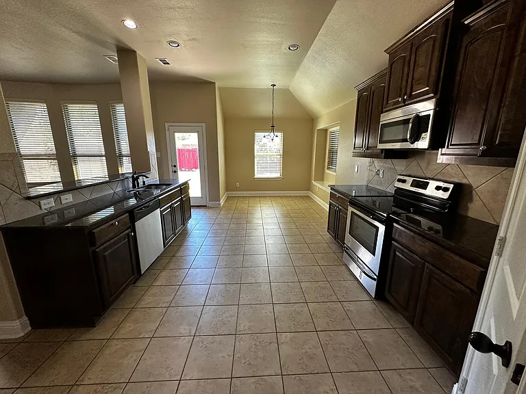 528 Stockton Dr — Photo 6