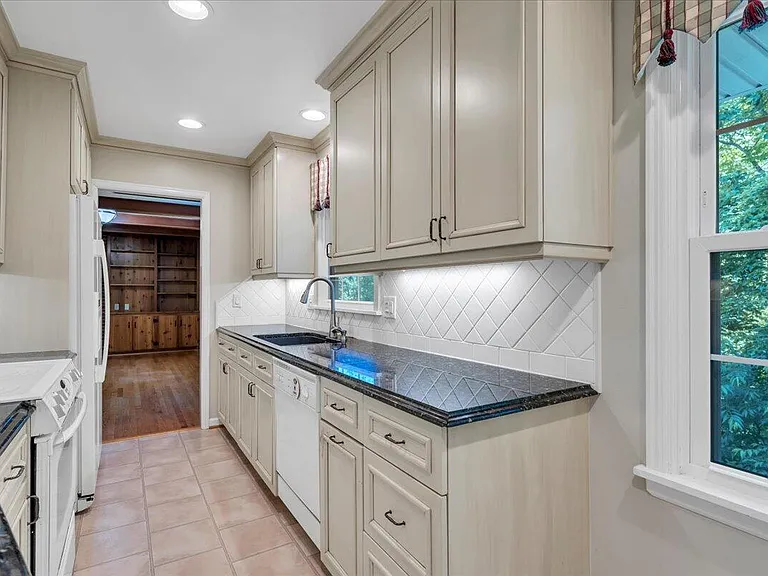 1814 Pelham Dr — Photo 14