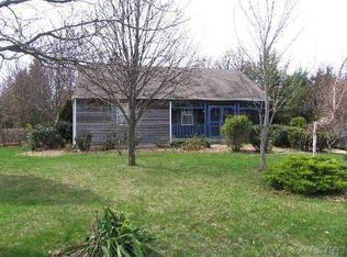 137 Old Farm Rd, Riverhead, NY 11901