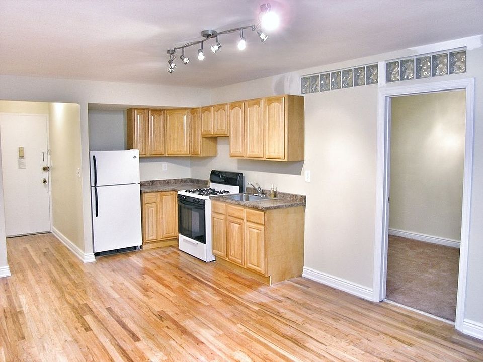 1st image of 2534 Crescent St APT 2