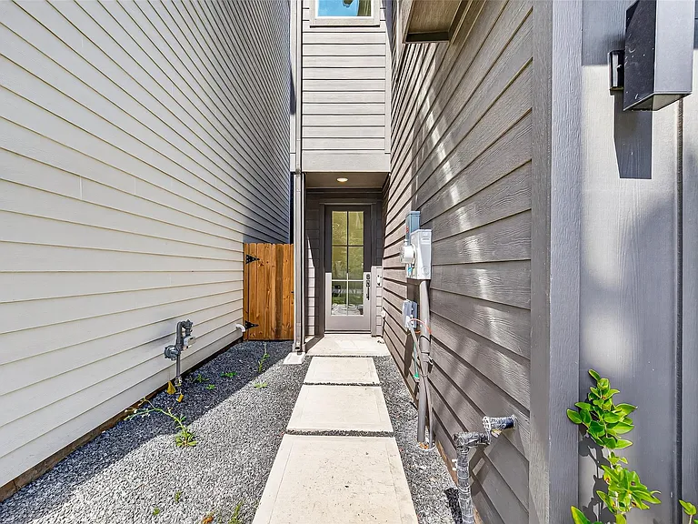 3315 Daphne St — Photo 6