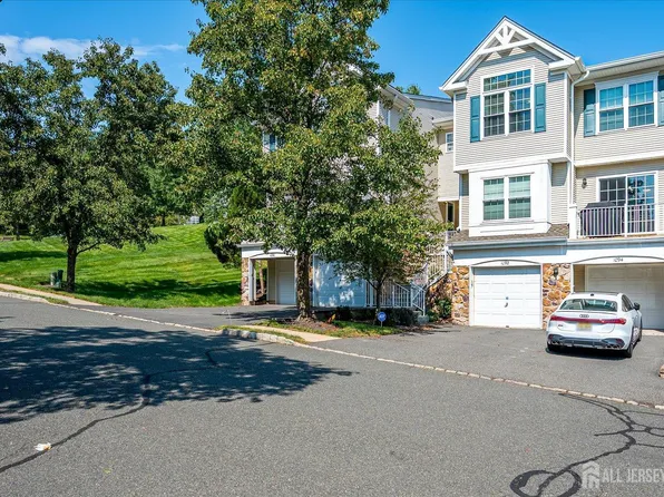 1092 Shadowlawn Dr, Green Brook, NJ 08812