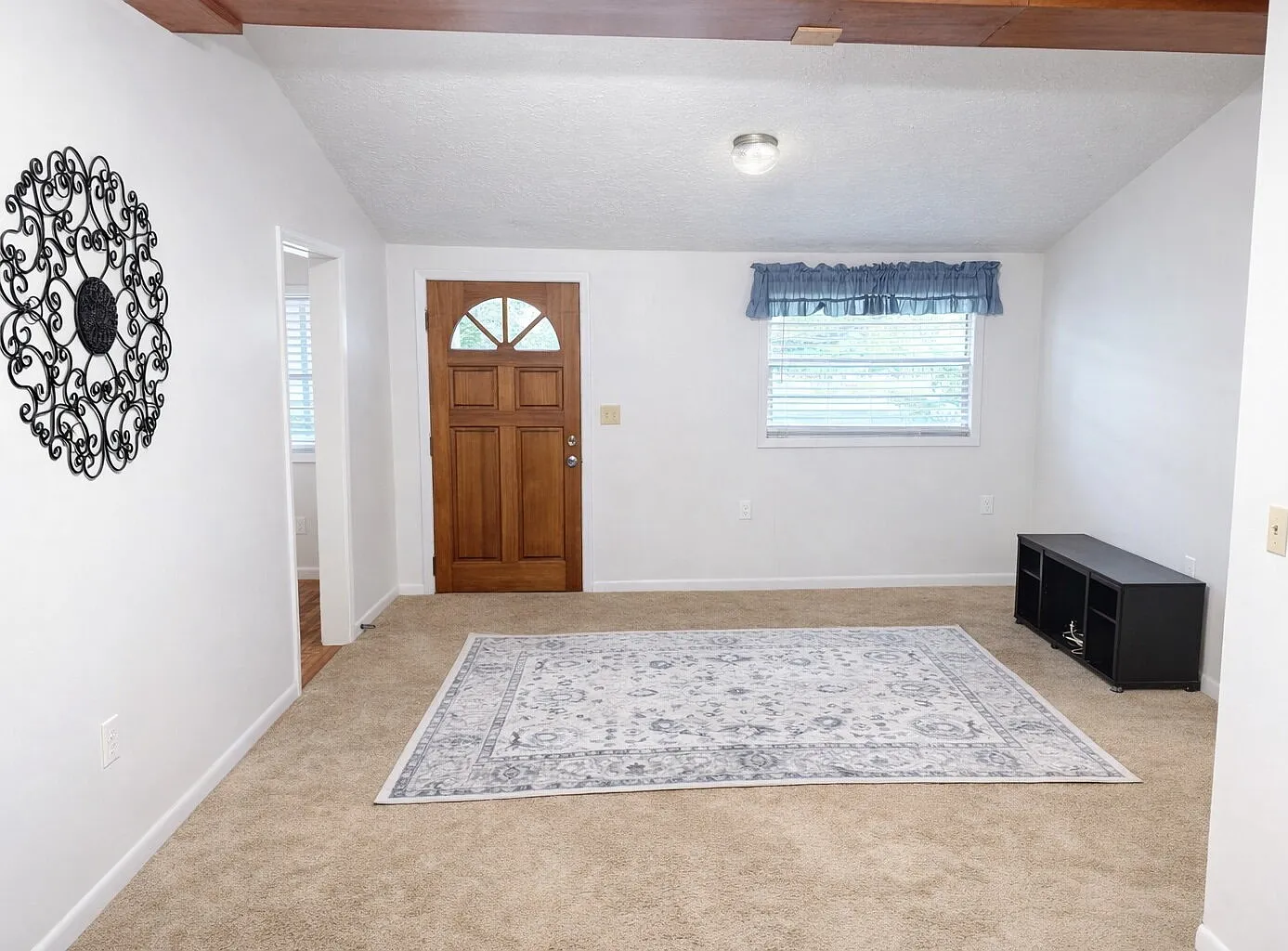 3 bed, 2.0 bath, 1584 sqft, $1,900 — Photo 3