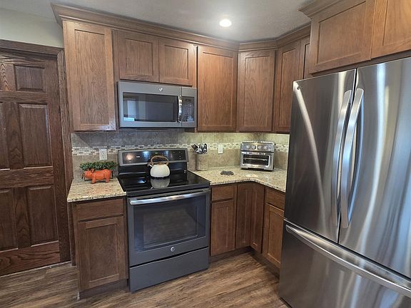 5th image of 407 E 8th St