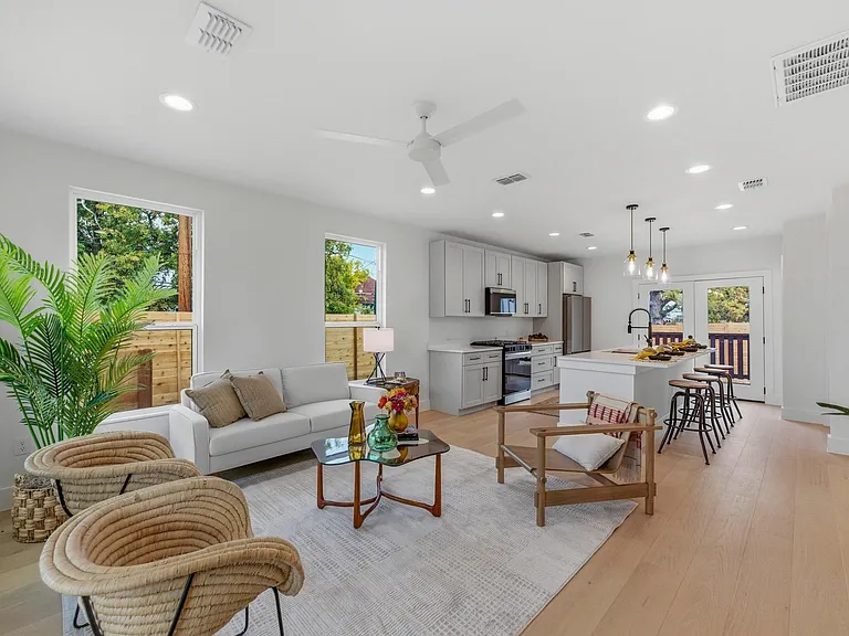1199 Coleto St — Photo 4