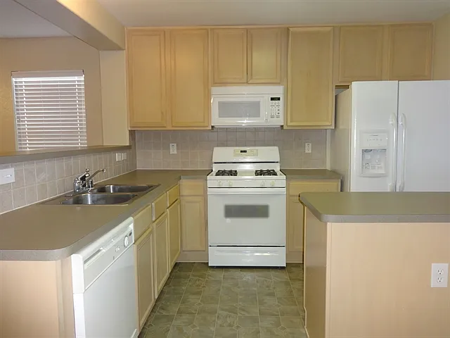 3 bed, 2.0 bath, 1800 sqft, $2,070 — Photo 2