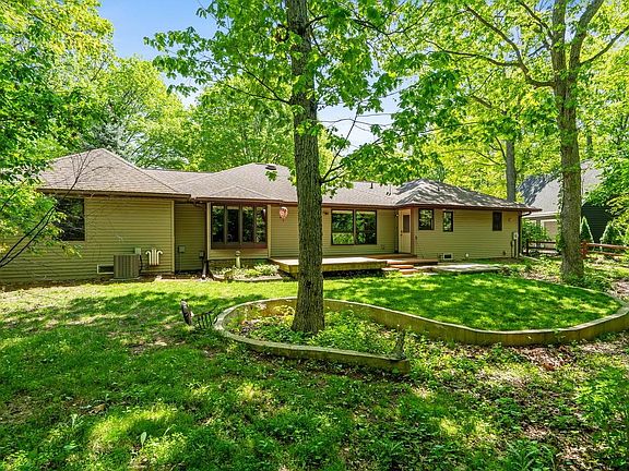 3rd image of 250 Traders Point Ln
