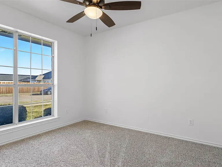 906 Roseanne Dr — Photo 5