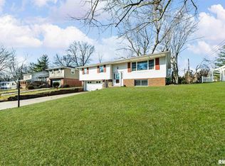 7021 N Willow Wood Dr, Peoria, IL