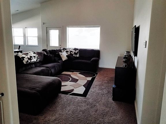 3rd image of 386 Green River Dr