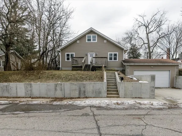 720 Pleasant View Dr, Des Moines, IA 50315