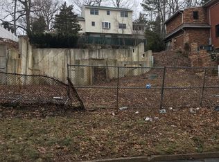 Lattingtown Rd, Glen Cove, NY 11542