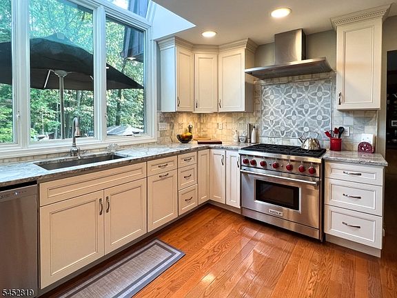 5th image of 203 Harwood Pl