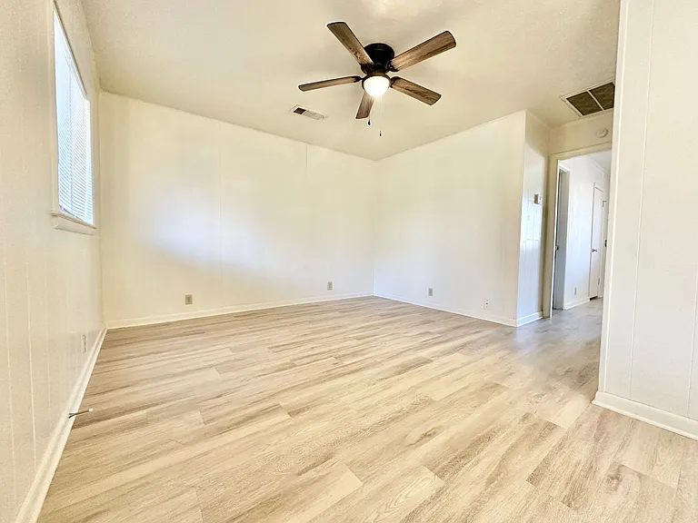 419 W Sycamore St — Photo 8