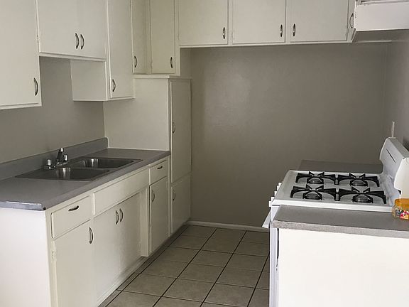 2nd image of 652 Scott Pl APT 01