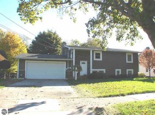 202 Pineview Dr, Alma, MI 48801