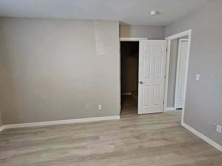 608 S Division St — Photo 9