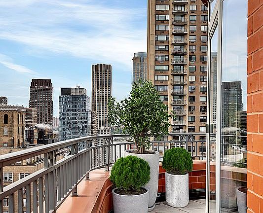 3rd image of 155 W 70th St #Ph4b