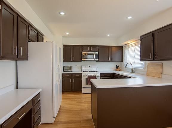 4th image of 1221 Thorndale Ln