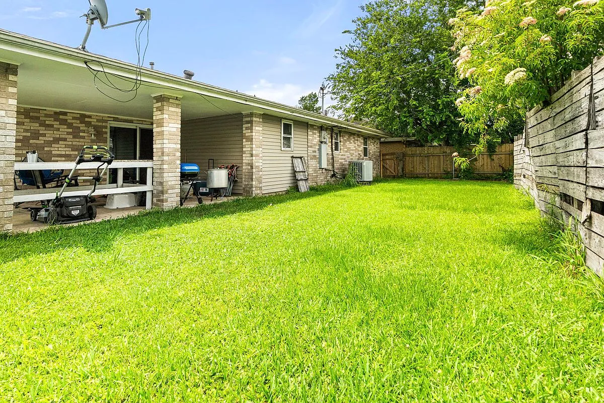 3 bed, 2.0 bath, 1776 sqft, $1,750 — Photo 2