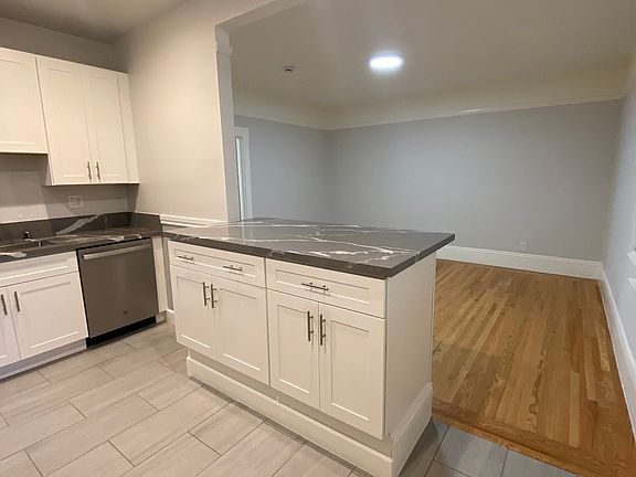 5th image of 744 Oak St APT 6