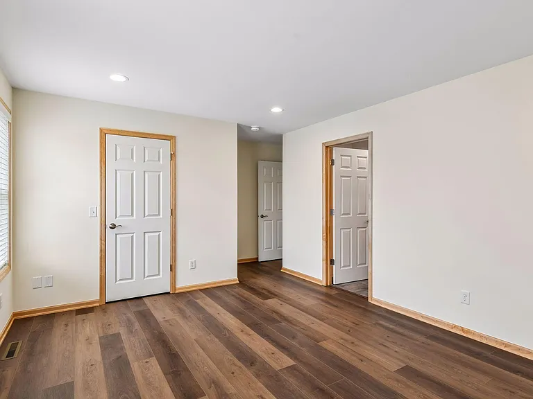 2121 Village Trl — Photo 14