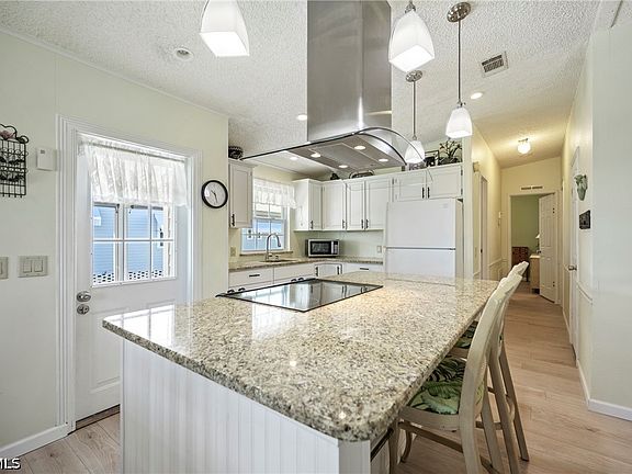3rd image of 10503 Winchester Ct