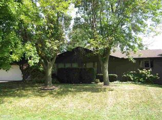 519 Timber Hills Dr, Freeport, IL 61032