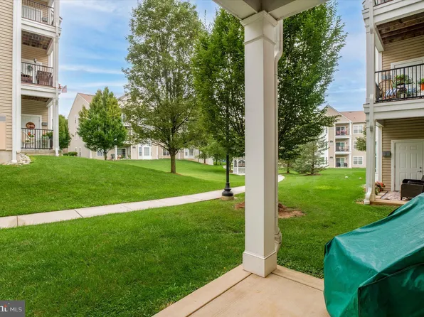 614 Creekside Dr, Brookhaven, PA 19015