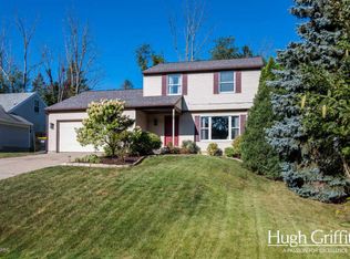 33 Robinhood Dr NE, Grand Rapids, MI 49546
