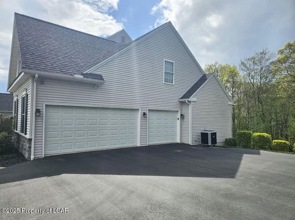 1124 Woodberry Dr, Mountain Top, PA 18707