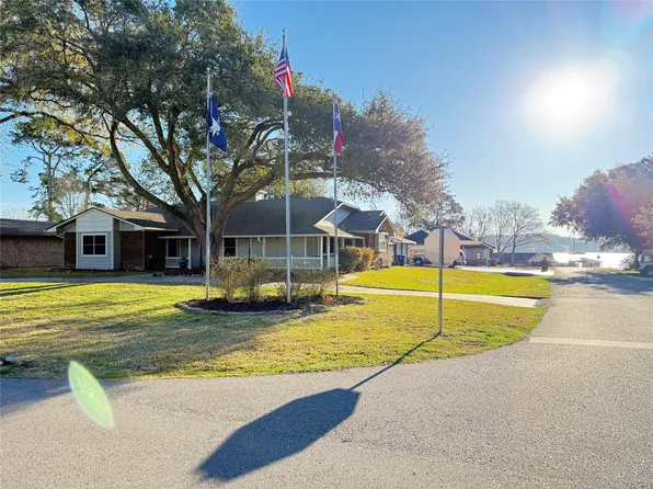9818 Twin Shores Dr, Willis, TX 77318