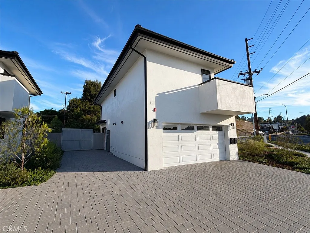 2 bed, 2.5 bath, 1100 sqft, $3,950 — Photo 2