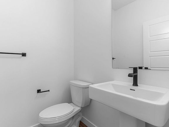 4th image of 1050 Cristall Cres