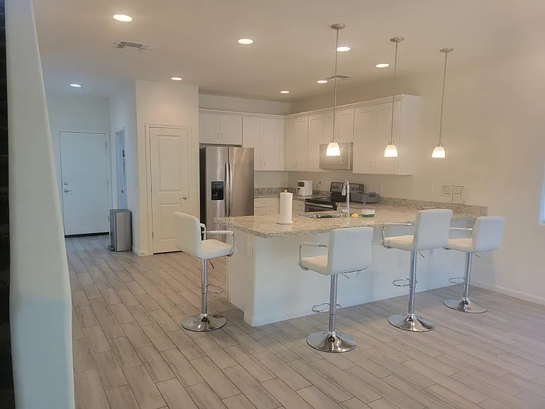1741 W Pollack St — Photo 3