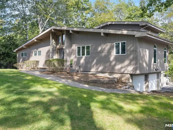 727 Rolling Hill Dr, River Vale, NJ 07675