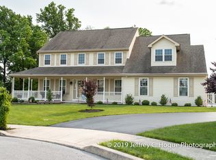 108 Chefield Ct, Douglassville, PA 19518