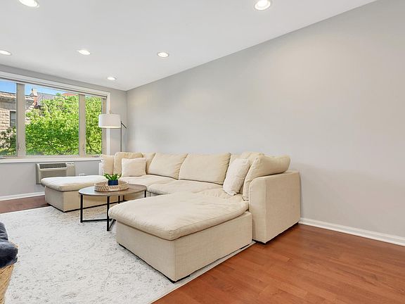 2nd image of 435 W Oakdale Ave APT 2F