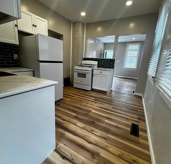 1440 E Division St — Photo 2