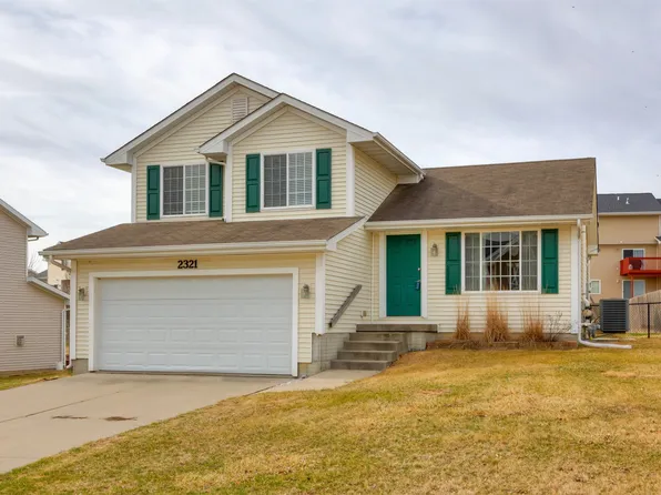 2321 E Luster Ln, Des Moines, IA 50320
