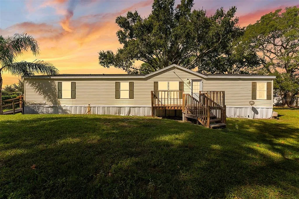 3 bed, 2.0 bath, 1848 sqft, $2,100 — Photo 1